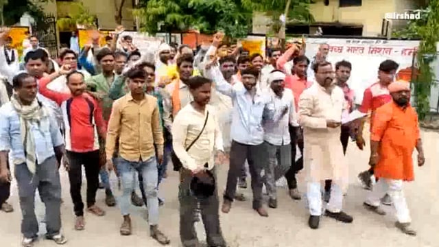 हमीरपुर : ई-रिक्शा व ऑटो चालकों ने प्रदर्शन कर जिलाधिकारी को सौंपा ज्ञापन