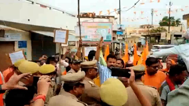 हमीरपुर : बजरंग दल व विश्व हिंदू परिषद के कार्यकर्ताओं ने आतंकवाद का फूंका पुतला