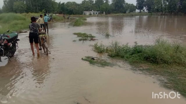 नहर कटने से रास्ते पर भरा पानी चुरिहारपुर गांव के लोगों को जाने के लिए मार्ग अवरूद्ध होने से ग्रामीणों में आक्रोश