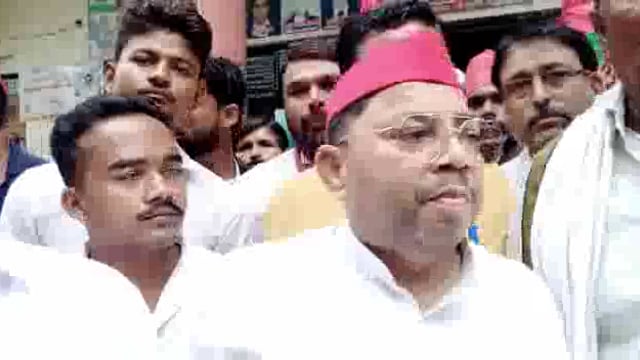 रानीगंज एसडीएम को सपा कार्यकर्ताओं ने सपा जिला अध्यक्ष छविनाथ यादव की संपत्ति जप्त के मामले में सौंपा ज्ञापन