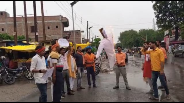 रानीगंज चौराहे पर बजरंग दल के कार्यकर्ताओं ने उदयपुर में हुए हत्याकांड के मामले में आतंकवाद पर जिहादियों का फूंका पुतला