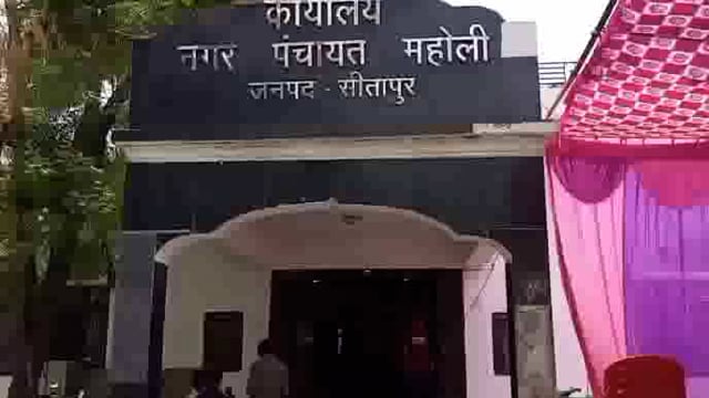 पहली ही बारिश में महोली नगर के भट्ठा मोहल्ला घरों में हुआ जलभराव, ईओ ने परखी हकीकत