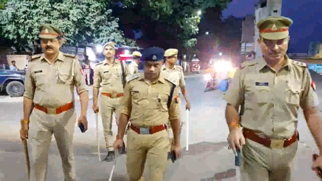 महमूदाबाद पुलिस बल नें कस्बे में पैदल गस्त कर शांति व्यवस्था का जायजा लिया संदिग्ध व्यक्तियों से पूछताछ की 

