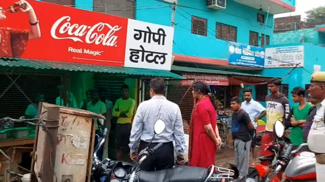 महमूदाबाद सड़कों पर गंदगी फैली होने से डीएम ने जताई नाराजगी SDM, EO की सयुंक्त टीम ने सेफई अभियान चलाया