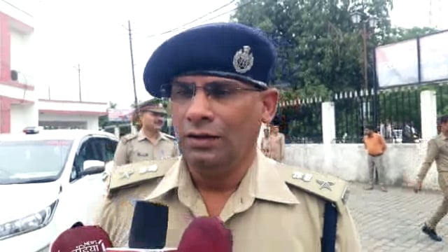 वरिष्ठ पुलिस अधीक्षक झांसी ने भव्य विदाई समारोह का आयोजन किया सभी सेवानिवृत्त हुए 8 पुलिस कर्मियों को शाल ओढ़ाकर व माल 