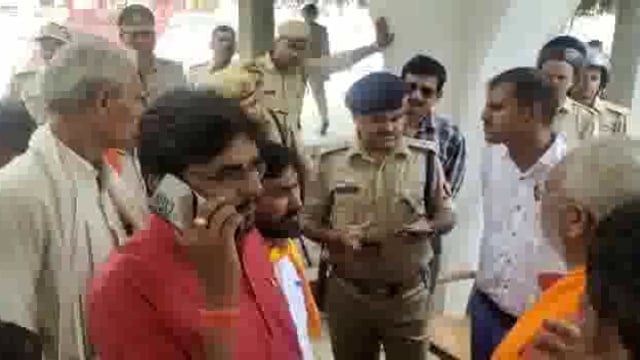 सिद्धार्थनगर जिले के हिन्दू युवा वाहिनी के कार्यकर्ताओं ने राजस्थान में हुई मामले को लेकर किया प्रदर्शन 