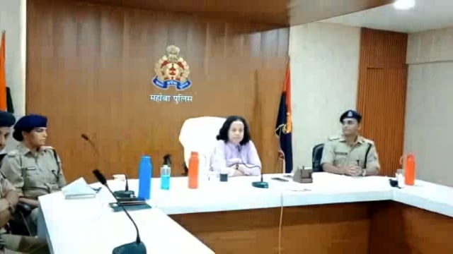 सेवानिवृत्त हुए पुलिसकर्मियों को एसपी ने दी भावुक विदाई