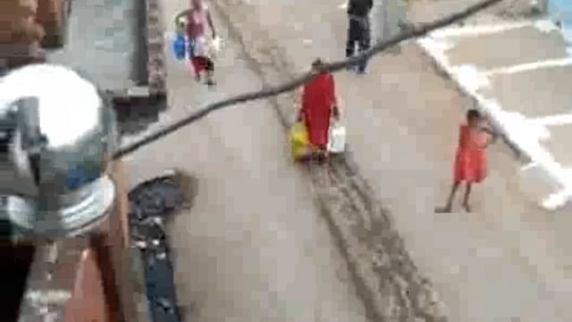 शहर शेखुनगर इलाके में बाधित हुई पेयजलापूर्ति,टैंकर पहुँचते ही मच जाती है पानी की लूट