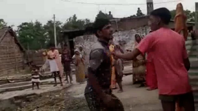 लहरपुर के तंबौर में दबंगो ने एक शख्स को पीटा, बचाने आई उसकी पत्नी को भी मारी लाठी,वीडियो हुआ वायरल