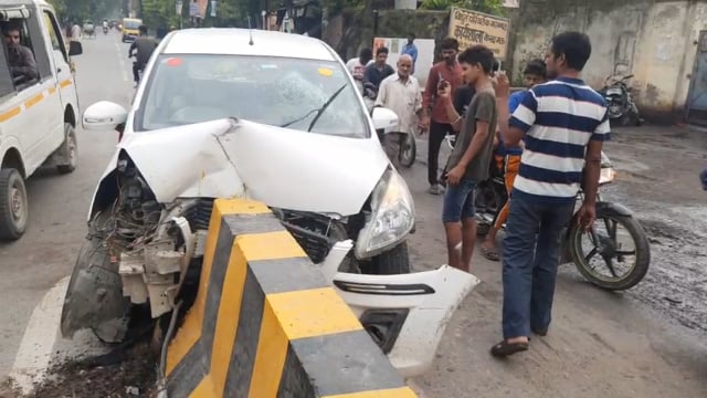 अनियन्त्रित हो चार चक्का वाहन डिवाइडर से जा भिड़ा  