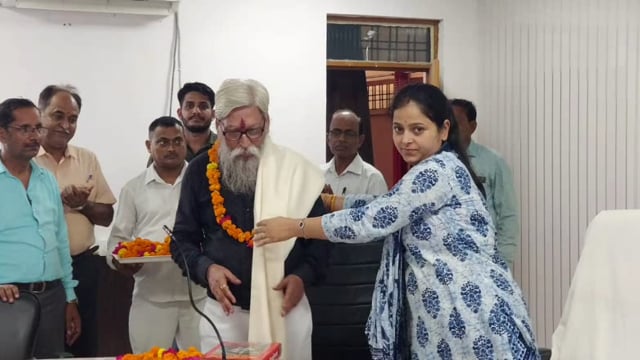 फतेहपुर तहसील सभागार में अधिवर्षता आयु पूर्ण कर चुके प्रशासनिक अधिकारी की हुई विदाई, नायब तहसीलदार ने किया सम्मानित