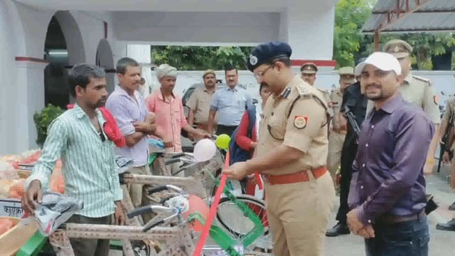 बहराइच एसपी केशव चौधरी के नेतृत्व में गरीब परिवार व्यवसाय के लिए लोगों को बाटी खाद्यान्न समान