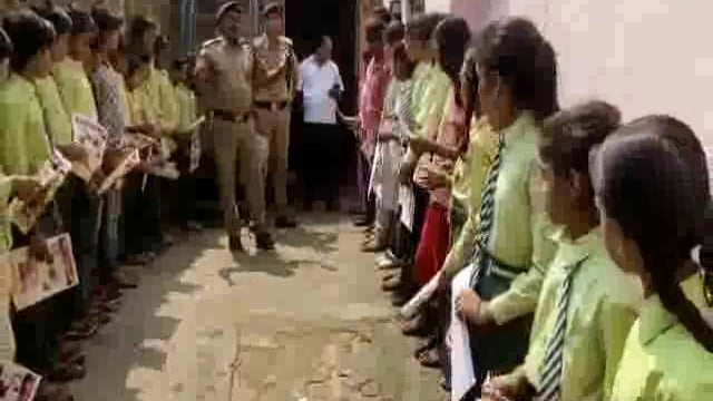 रेडिएंट पब्लिक स्कूल में अग्निशामक कर्मियों के द्वारा आपदा से बचाव के बताए गए उपाय