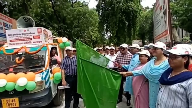 डीएम दिनेश चंद सदर विधायक अनूपमा जयसवाल ने संचारी रोग के वाहन को दिखाई हरी झंडी