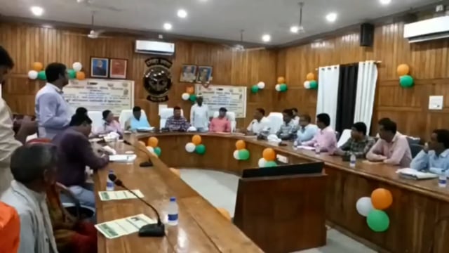 डीएम दिनेश चंद्र की अध्यक्षता में संपन्न हुआ फसल बीमा की बैठक कृषि विभाग के अधिकारियों के साथ डीएम मिली थी बैठक