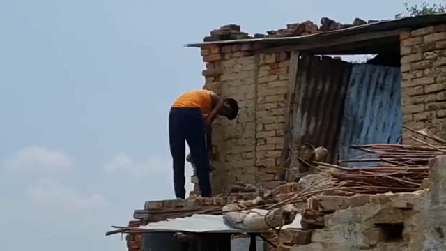 Shravasti:-जमुनहा के भगवानपुर में राप्ती की कटान के डर से उजाड़ रहे लोग अपना मकान 