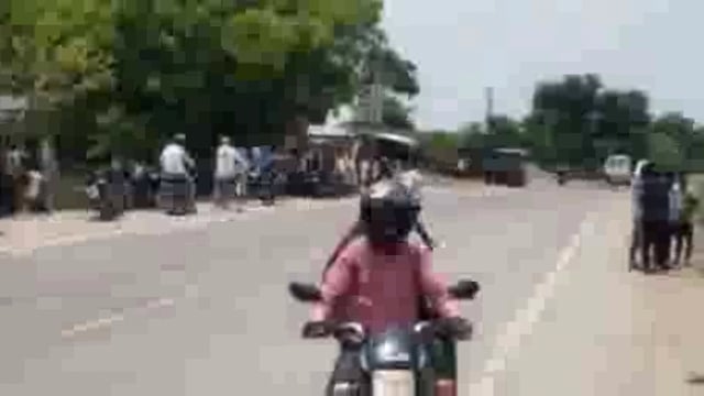 लालगंज थाना क्षेत्र के अंबारा पश्चिम गांव के पास बाइक सवार युवक को बचाने के चक्कर में बस पलटी आधा दर्जन यात्री घायल।