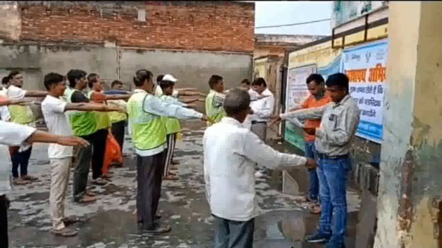 नगर पंचायत भोकरहेड़ी कार्यालय में कर्मचारियों को दिलाई गई क्षेत्र को पॉलिथीन मुक्त करने की शपथ