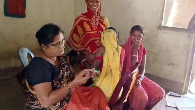 कोठीटोला आंगनबाड़ी केंद्र-96 में 18 वर्ष से ऊपर के 7 महिला व पुरुषों को कोरोना का बूस्टर डोज दिया गया