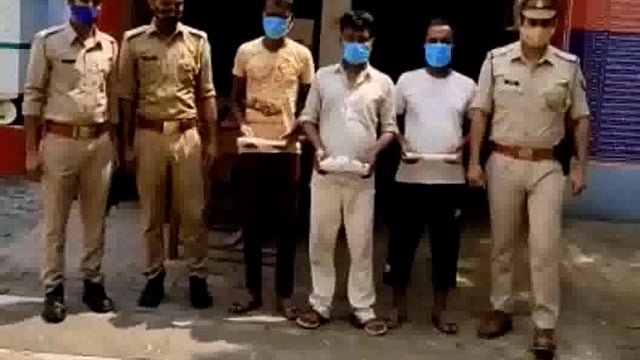  रायबरेली 
नसीराबाद पुलिस ने टॉप टेन अपराधी सहित तीन अपराधियो को अवैध तमंचा व कारतूस के साथ गिरफ्तार कर भेजा जेल।