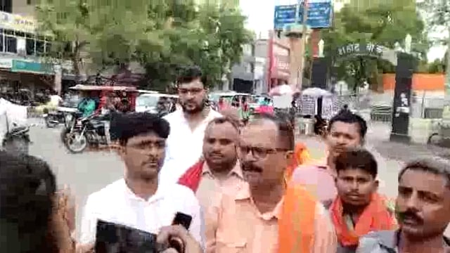 राजस्थान के उदयपुर में हुई कन्हैय्या की नृशंस हत्या के विरोध में रायबरेली शहर मे
आतंकवाद का फूंका गया पुतला।