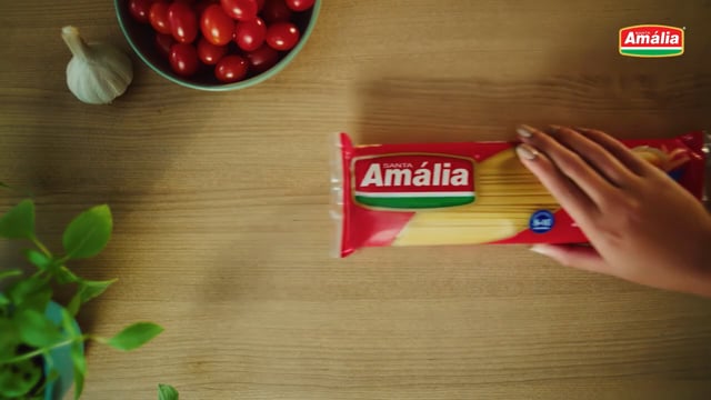 Vídeo: Camil apresenta 1ª campanha da Santa Amália