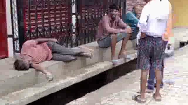 मोहल्ला बाजार में लोगों ने घर के बाहर रखे सामान को चोरी कर बेचने वाले को पकड़ा किया पुलिस के हवाले