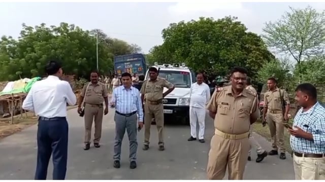 एसडीएम लालगंज और एआरटीओ वाह खनन अधिकारी की संयुक्त टीम ने हलिया  के मनी गड़ा बॉर्डर पर ओवरलोड बालू लदे 23 ट्रकों को चलान