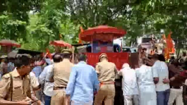 सिद्धार्थनगर जिले के लोटन मे निकाला गया सोभा यात्रा 