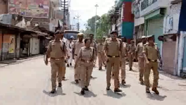 एसपी के नेतृत्व में महोबा पुलिस ने किया पैदल गस्त