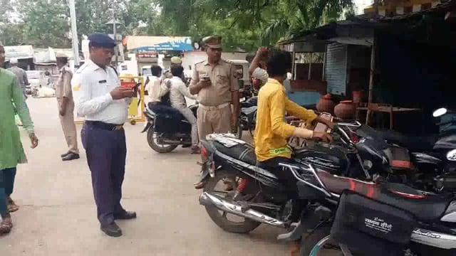 यातायात पुलिस ने चलाया सघन वाहन चैकिंग एवं जागरूकता अभियान