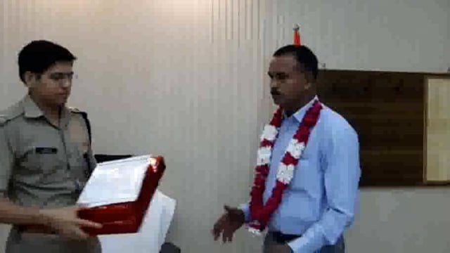 पुलिस अधीक्षक कार्यालय में सीतापुर पुलिस अधीक्षक द्वारा सेवानिवृत्त हुए पुलिस कर्मियों का सम्मान किया गया