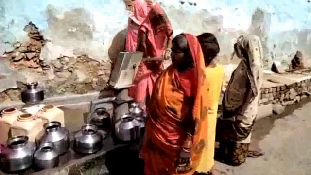  ग्राम पंचायत बार में पेयजल संकट, हैंडपंपों पर लग रही लंबी-लंबी कतारें जिम्मेदार अधिकारी नहीं दे रहे कोई ध्यान