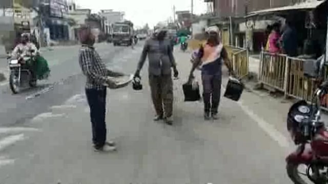 मिर्ज़ापुर : पीडब्ल्यूडी ने सड़क के गड्ढे को भरने के लिए निकाला नया तरीका,चाय के केतली से भरे जा रहे हैं गड्ढे