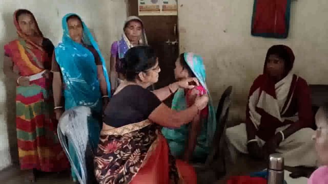 कोठीटोला आंगनबाड़ी केंद्र-96 में 18 वर्ष से ऊपर के 10 महिला व पुरुषों को कोरोना का बूस्टर डोज दिया गया