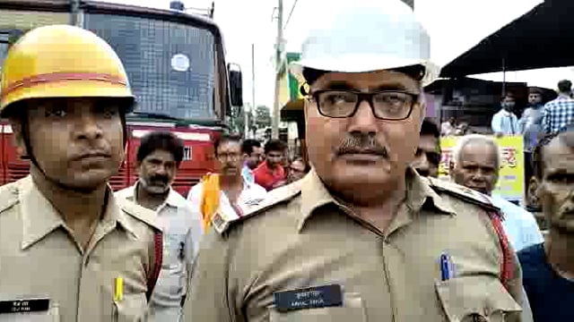 तहसील मोठ के चिरगांव में इलेक्ट्रिकल्स की दुकान में लगी आग पर फायर ब्रिगेड ने कड़ी मशक्कत के बाद काबू पाया