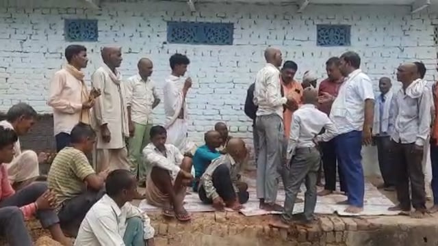 मृतक किसान के परिजनों से मिले उत्तर प्रदेश किसान कांग्रेस नेता