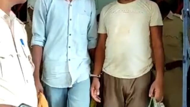 चानन  : चानन थाना क्षेत्र के खिरियाघाटी एवं कछुआ मुख्य सड़क से 130 लीटर शराब के साथ आठ तस्कर गिरफ्तार। 