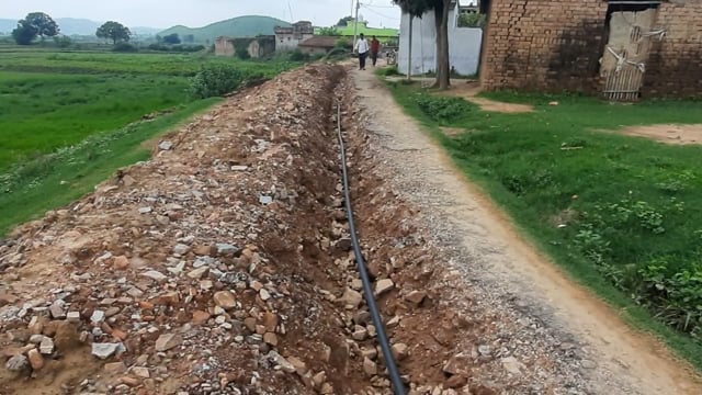 चानन :  बरारे गांव के मुख्य सड़क को खोदकर बिछाए गए जलनल पाइप के गडढे बना जानलेवा।