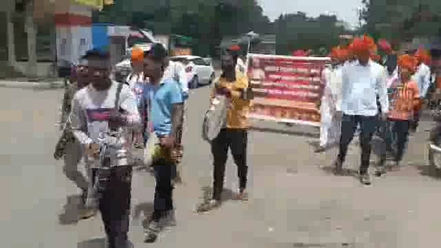 आटपाडी मध्ये मराठा समाजाच्या वतीने गुणवंत विद्यार्थ्यांचा मिरवणूक काढून जाहीर सत्कार


