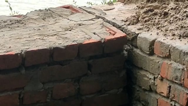 ग्राम पंचायत मदरहवा से मल्लाह डीह को जोड़ने वाली सड़क पर बना पुल निर्माण कार्य पूर्ण होने के 4 दिन बाद डहा ।