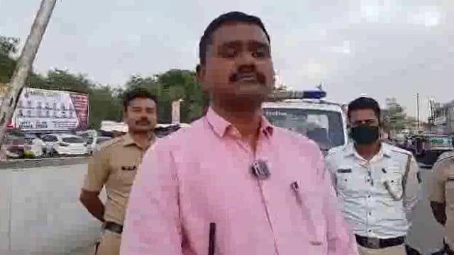 छत्रपती शिवाजी महाराज चौक येथे रहदारीस अडथळा निर्माण करू नये सहाय्यक पोलीस निरीक्षक गायकवाड यांचे आवाहन