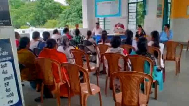 फलका प्रखंड के सामुदायिक स्वास्थ्य केंद्र के परिसर में एएनएम के साथ एक सप्ताहिक बैठक का आयोजन किया गया