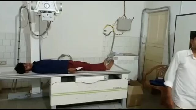 फलका अस्पताल के एक्सरे सेंटर में लो वोल्टेज रहने के कारण लोगों को एक्सरे कराने में काफी कठिनाइयों का सामना करना पड़ता है
