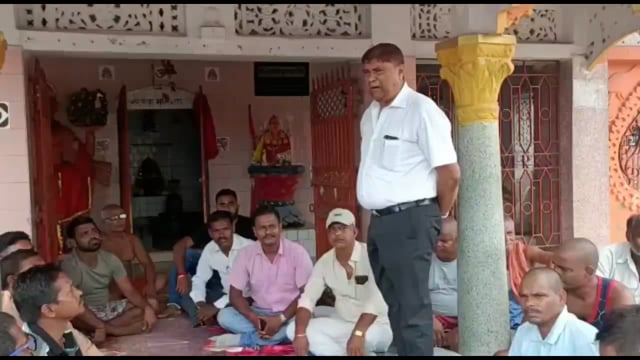 मोरातालाब में शनिवार को शिव मंदिर में केंद्र प्रायोजित योजनाओं की जायजा लेने पहुंचे सचेतक।