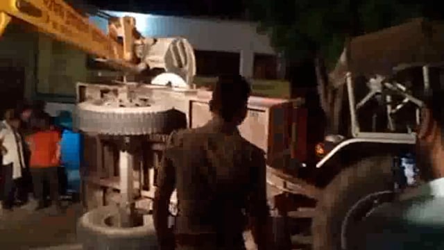 हमीरपुर : तेज रफ्तार लकड़ी से भरी ट्रैक्टर-ट्राली अनियंत्रित होकर पलटी