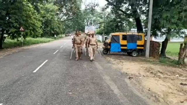 सिद्धार्थनगर जिले के अलिगढ़वा कस्बे में पुलिस ने किया फ्लैग मार्च 