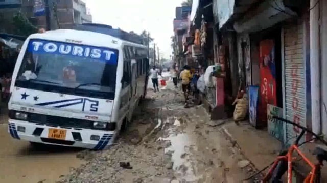 मिर्जापुर: अमृत जल योजना के चलते शहर में फस रही है गाड़ियां,क्रेन के मदद से निकाली जा रही है बाहर