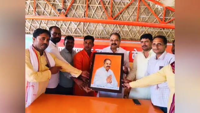 स्थानीय भाजपा विधायक प्रेम नारायण पांडे ने नवाबगंज क्षेत्र से आए दर्जनों लोगों की सुनी समस्याएं निस्तारण कर दिया आश्वासन