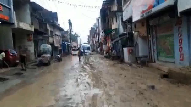 मिर्ज़ापुर : स्टेशन रोड के लोग गंदे पानी को पीने को मजबूर, 15 दिनों से घर के नल में जा रहा है गंदा पानी